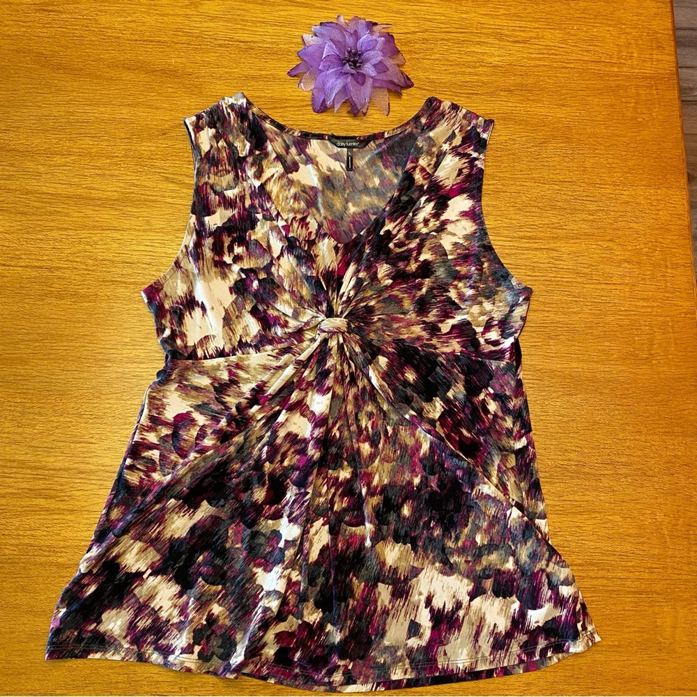 Daisy Frentes sleeveless v neck top in purple print size L